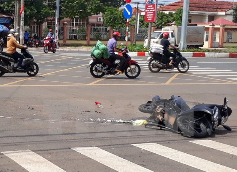 xe khach dam xe tai roi va quet xe may lam 4 nguoi thuong vong