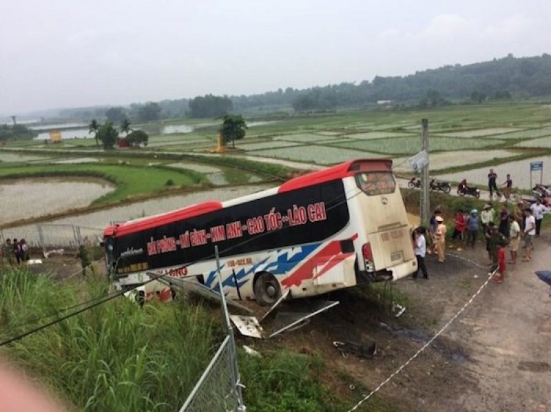 Xe khách mất lái trên cao tốc Hà Nội-Lào Cai, hàng chục thương vong