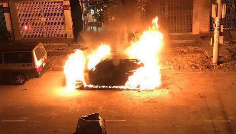 Xe sang Mercedes cháy rụi trong đêm, nghi bị đốt