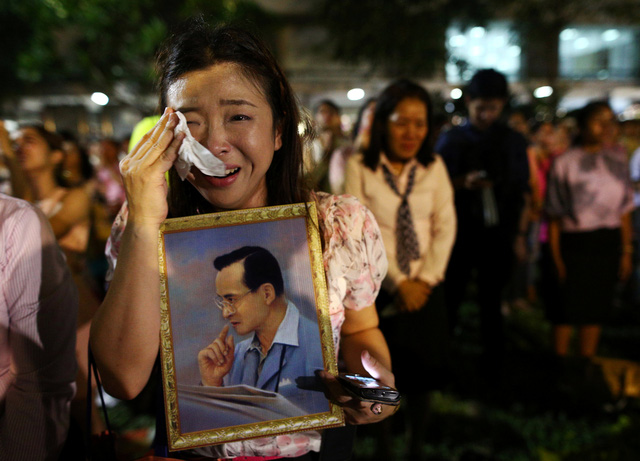 Thái Lan để tang Quốc vương Adulyadej trong 1 năm