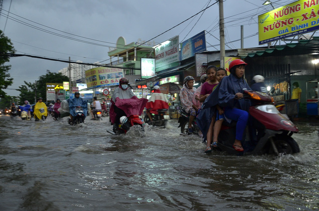 mua lon ket hop trieu cuong nuoc dang cuon cuon tren duong pho sai gon