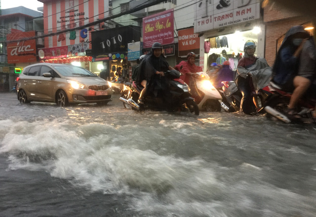 Mưa lớn kết hợp triều cường, nước dâng cuồn cuộn trên đường phố Sài Gòn