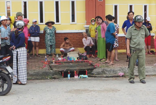 tim thay thi the be trai bi cuon xuong cong mat tich o binh duong