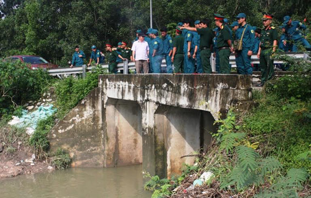 tim thay thi the be trai bi cuon xuong cong mat tich o binh duong