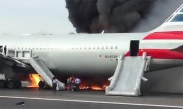 Máy bay Mỹ chở 161 người bốc cháy ngùn ngụt trên đường băng