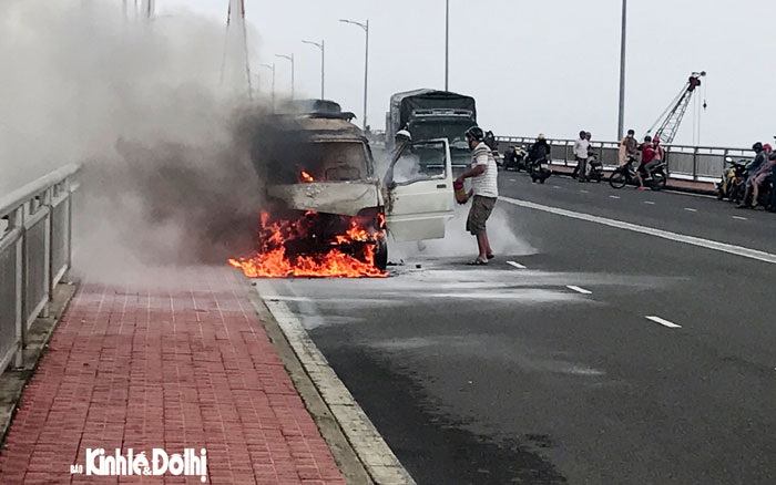 Xe ôtô đột nhiên bốc cháy trên cầu Thuận Phước