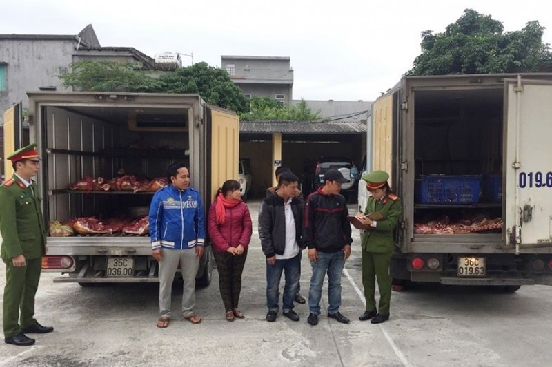 Bắt giữ 4 xe tải chở gần 1 tấn thịt bò thối về Ninh Bình tiêu thụ
