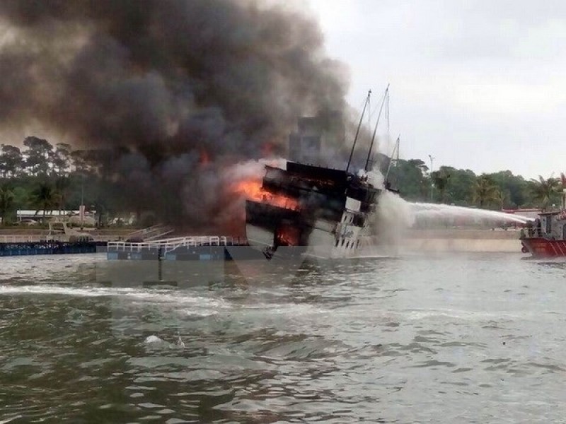 Tàu chở 12 thuyền viên và hơn 4.600 tấn ngô bất ngờ bốc cháy