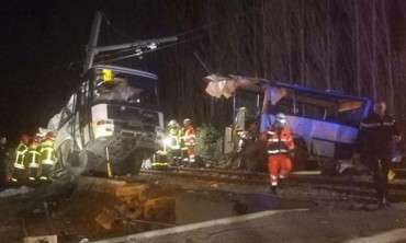Pháp: Tàu hỏa cắt đôi xe buýt, 24 học sinh thương vong