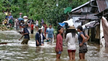 Philippines sơ tán hàng chục nghìn người dân do bão