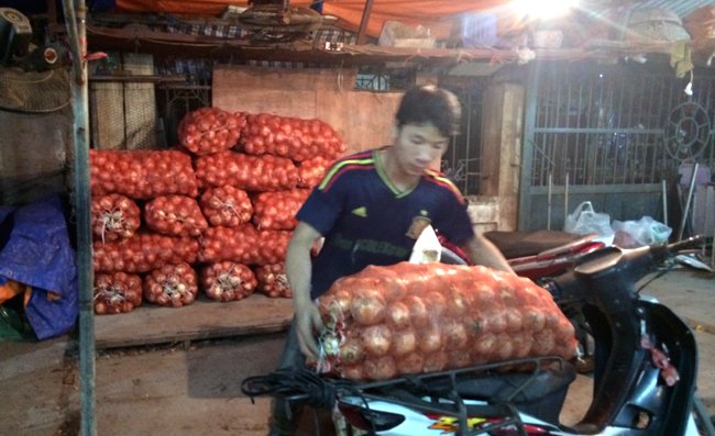 Trong khi các loại hành Việt đang ế ẩm thì hành Trung Quốc vẫn đầy chợ