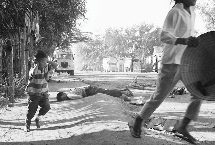 Một cậu bé chạy qua những xác người để tránh đạn ngày 31/1/1968.