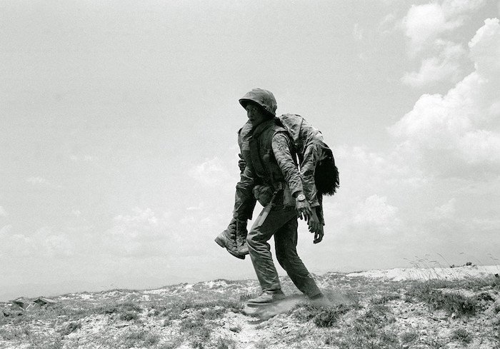 Lính chính quyền Sài Gòn mang xác đồng đội ngày 30/4/1972