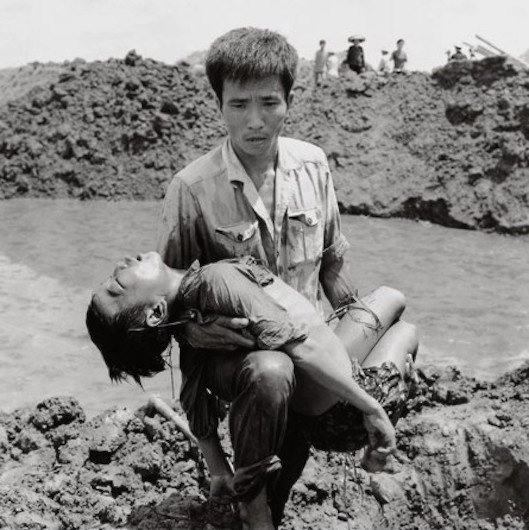 Người đàn ông bế xác của một cậu bé sau vụ ném bom của Mỹ xuống Hải Phòng tháng 8/1972.