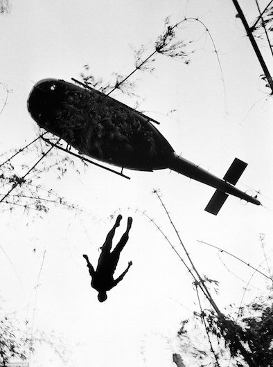 Xác lính dù Mỹ được trực thăng đưa đi ở gần biên giới Campuchia ngày 14/5/1966.
