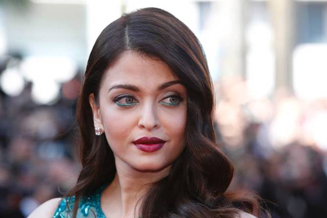'Hoa hậu đẹp nhất thế giới' diện sắc xanh lên thảm đỏ Cannes