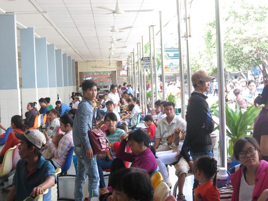 Phụ huynh đưa trẻ đến khám bệnh tại Bệnh viện Nhi Đồng 1 (TPHCM)