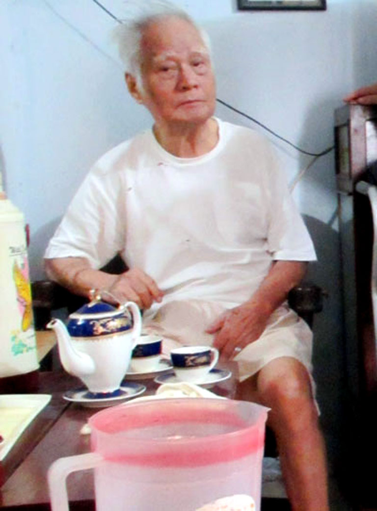 Ở cái tuổi 90, nhạc sĩ Nguyễn Văn Tý kiệt quệ khi phải chống chọi với nhiều căn bệnh hành hạ