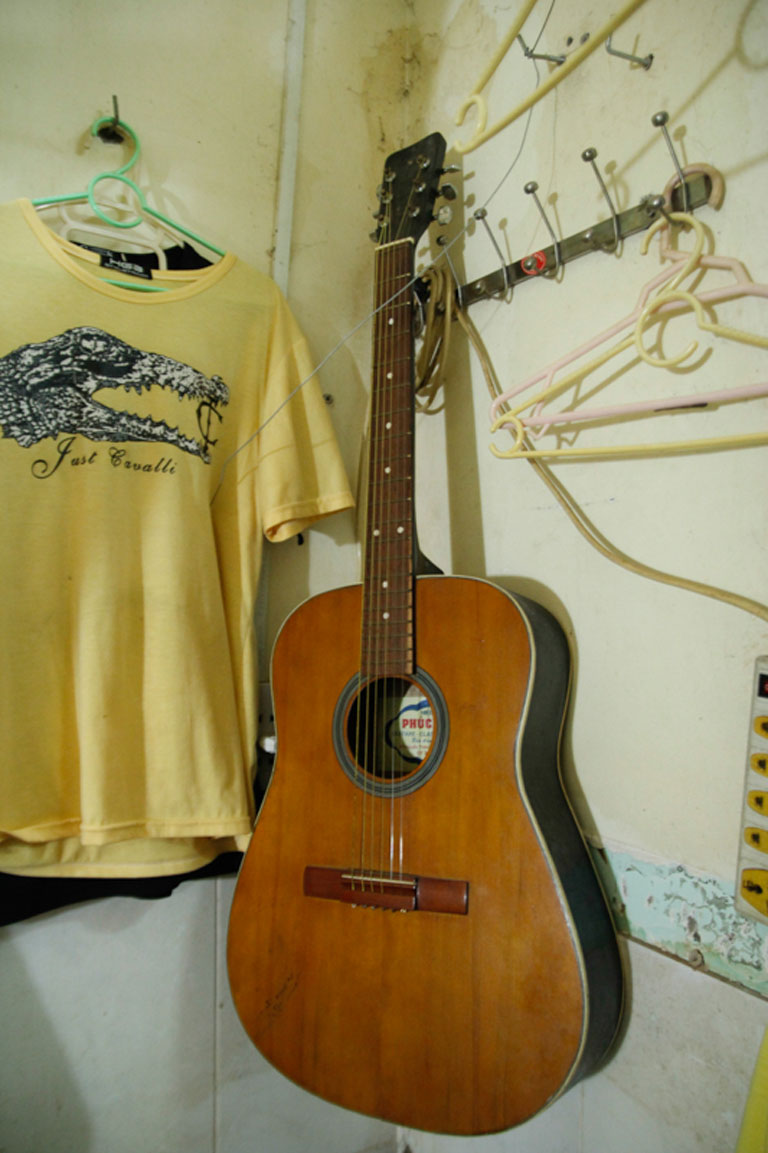 Xót xa trước cảnh sống nghèo túng của nhạc sĩ Vinh Sử Tài sản có giá trị tinh thần của ông là cây đàn