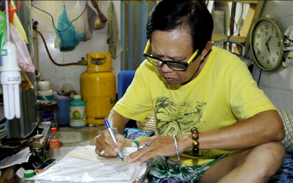 Xót xa trước cảnh sống nghèo túng của nhạc sĩ Vinh Sử Kể từ khi bị bệnh tật hành hạ, lúc rảnh rỗi, minh mẫn, ông vẫn ngồi sáng tác