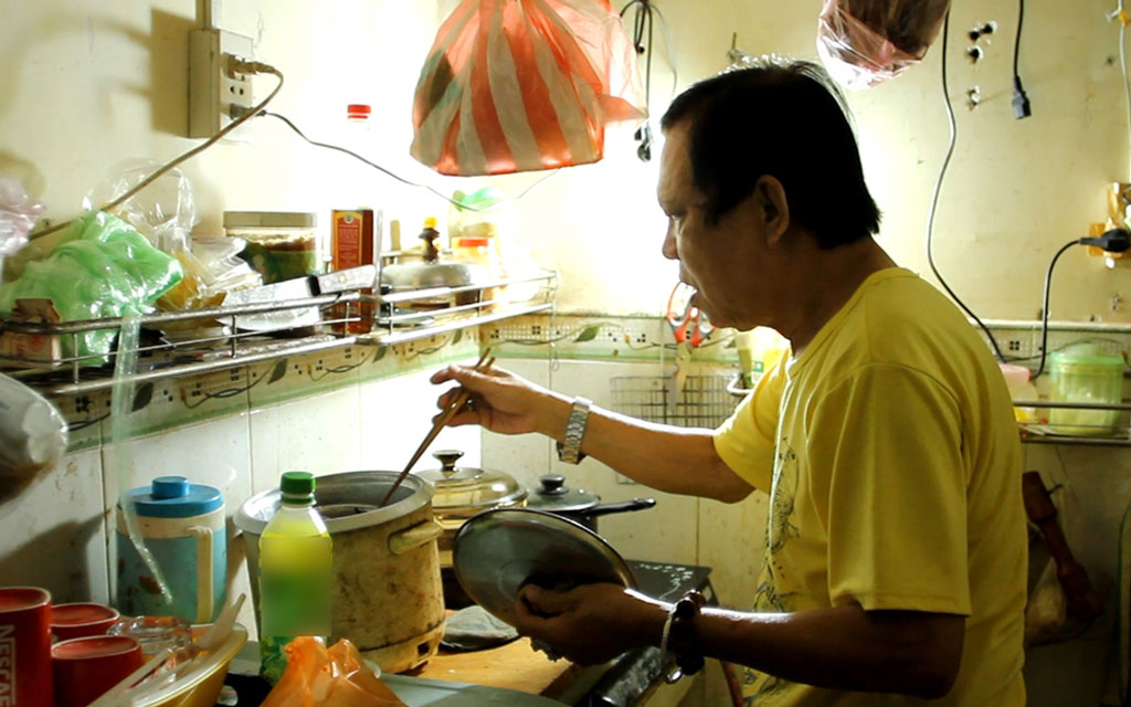 Xót xa trước cảnh sống nghèo túng của nhạc sĩ Vinh Sử Giờ nhạc sĩ có thể tự mình nấu nướng mà không cần sự giúp đỡ của người vợ cũ