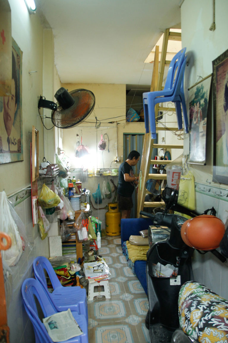 Xót xa trước cảnh sống nghèo túng của nhạc sĩ Vinh Sử Căn nhà nhỏ xíu, chứa đầy đồ đạc cũ kỹ, lỉnh kỉnh