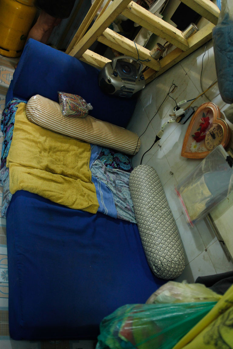 Xót xa trước cảnh sống nghèo túng của nhạc sĩ Vinh Sử Căn nhà nhỏ xíu, chứa đầy đồ đạc cũ kỹ, lỉnh kỉnh