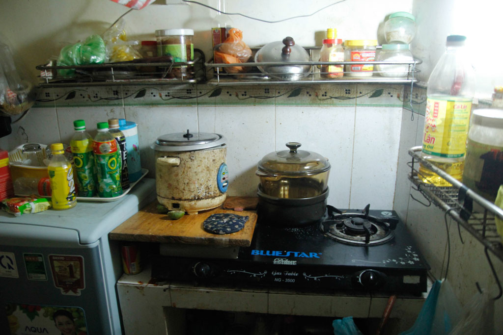 Xót xa trước cảnh sống nghèo túng của nhạc sĩ Vinh Sử Căn nhà nhỏ xíu, chứa đầy đồ đạc cũ kỹ, lỉnh kỉnh