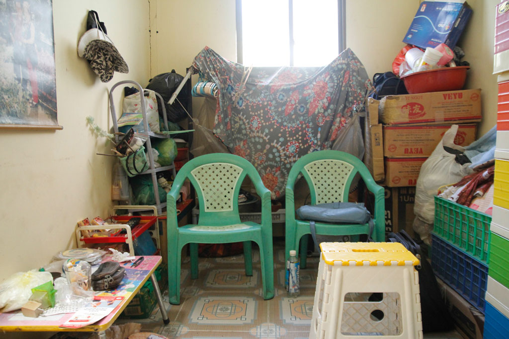 Xót xa trước cảnh sống nghèo túng của nhạc sĩ Vinh Sử Căn nhà nhỏ xíu, chứa đầy đồ đạc cũ kỹ, lỉnh kỉnh