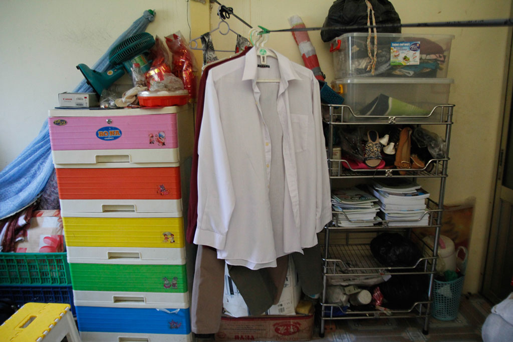 Xót xa trước cảnh sống nghèo túng của nhạc sĩ Vinh Sử Căn nhà nhỏ xíu, chứa đầy đồ đạc cũ kỹ, lỉnh kỉnh