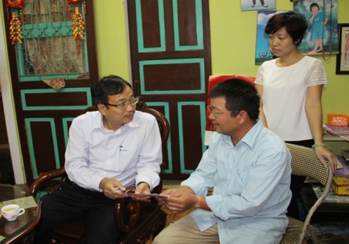 Tặng sổ tiết kiệm cho 12 gia đình có hoàn cảnh khó khăn