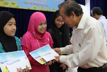 Phó Thủ tướng trao 200 suất học bổng cho học sinh nghèo