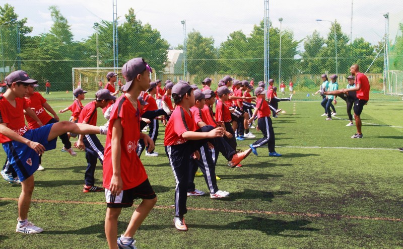 CLB Bóng đá Hà Nội huấn luyện kỹ năng bóng đá cho trẻ em