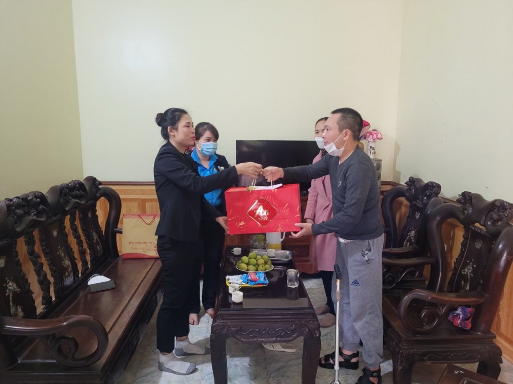 LĐLĐ huyện Phú Xuyên: Động viên, trao quà cho người lao động mắc bệnh hiểm nghèo dịp Tết Nguyên đán