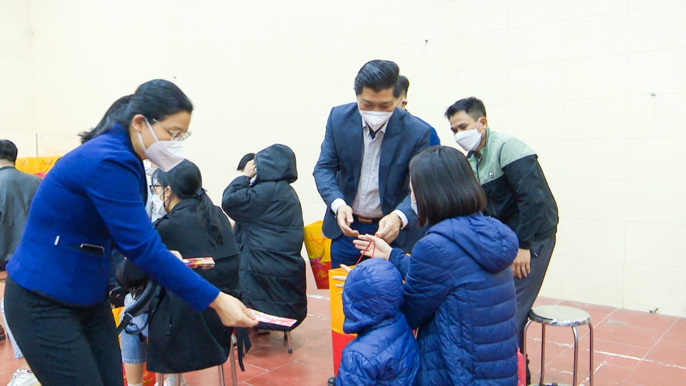 LĐLĐ huyện Thường Tín tổ chức chương trình xe ô tô miễn phí đưa công nhân lao động về quê đón Tết