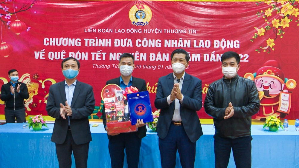 LĐLĐ huyện Thường Tín tổ chức chương trình xe ô tô miễn phí đưa công nhân lao động về quê đón Tết