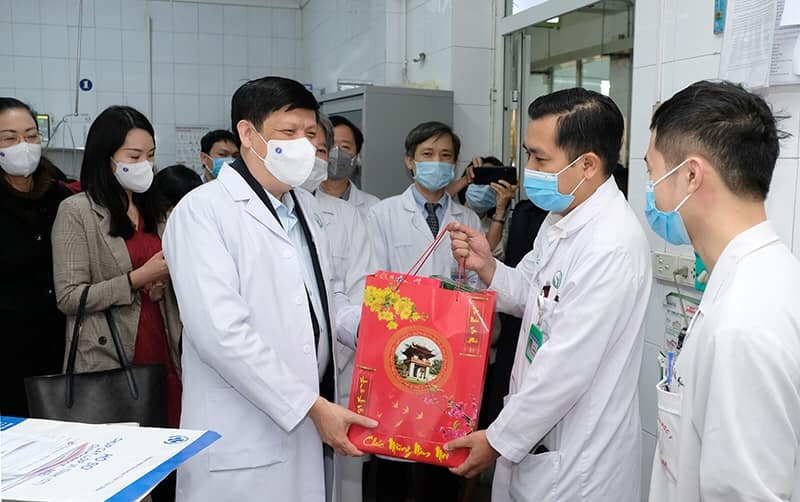 Bộ trưởng Nguyễn Thanh Long thăm, chúc Tết, động viên y bác sĩ trực Tết và người bệnh