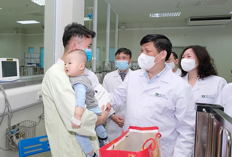 Bộ trưởng Nguyễn Thanh Long thăm, chúc Tết, động viên y bác sĩ trực Tết và người bệnh