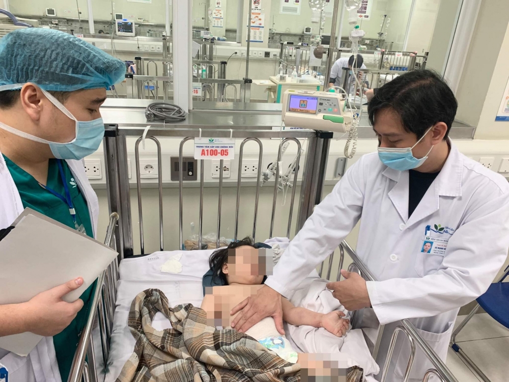 Thông tin về sức khỏe bé gái rơi từ tầng 12 chung cư ở Hà Nội