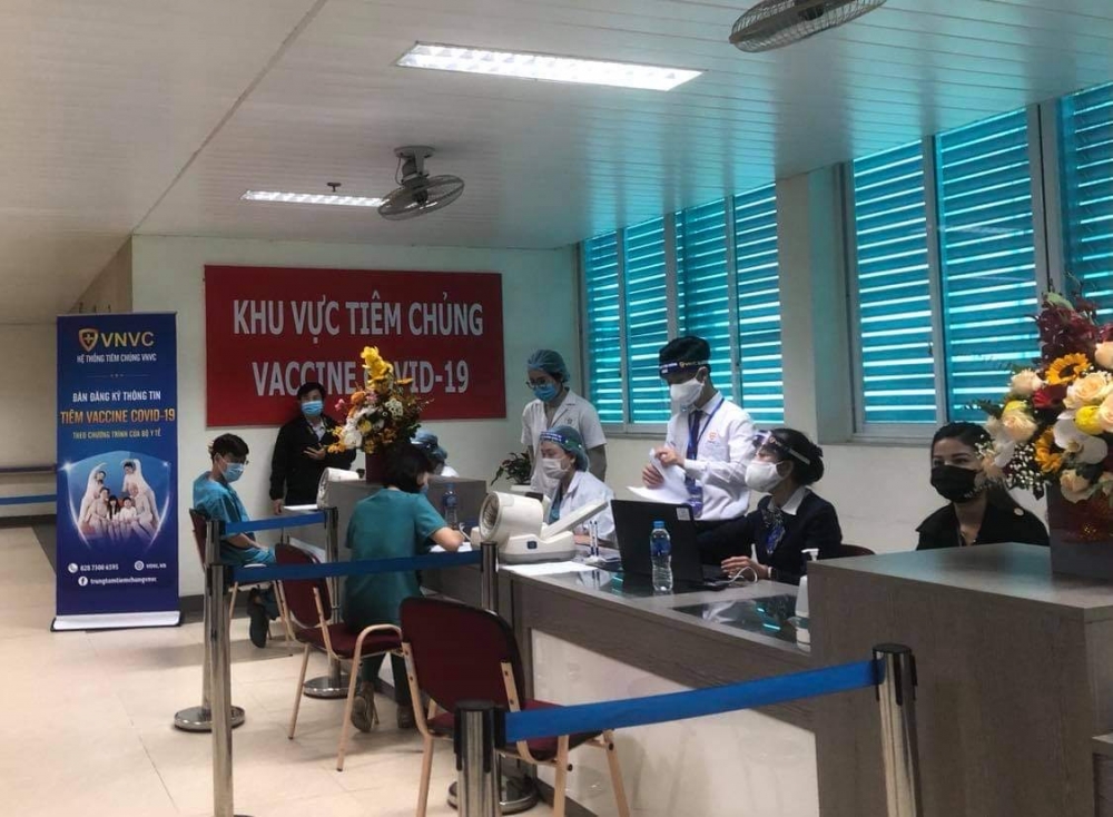 Hà Nội: Bệnh viện đầu tiên triển khai tiêm vắc xin phòng Covid-19 cho nhân viên y tế