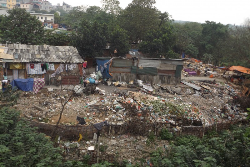 “Núi rác” vẫn ngập chân cầu Long Biên