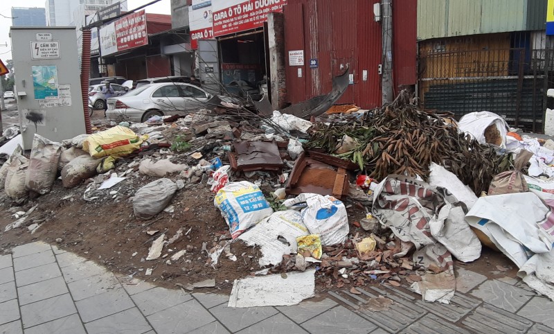 “Bãi rác” tự phát ngay mặt đường Phạm Văn Đồng