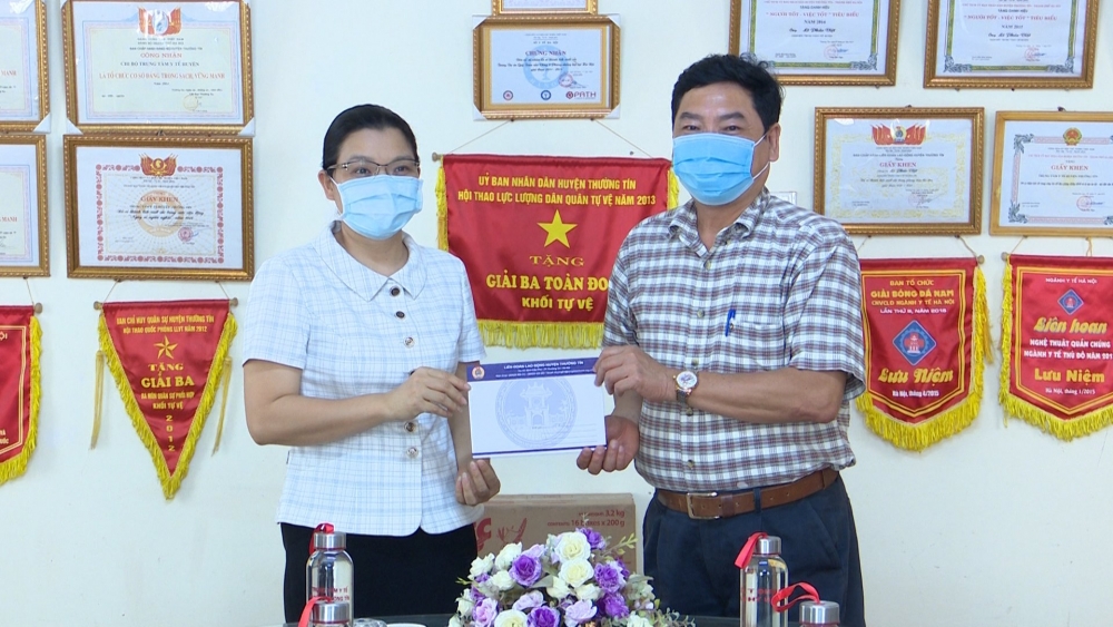 Tiếp sức cho cán bộ, nhân viên y tế huyện Thường Tín trên tuyến đầu chống dịch