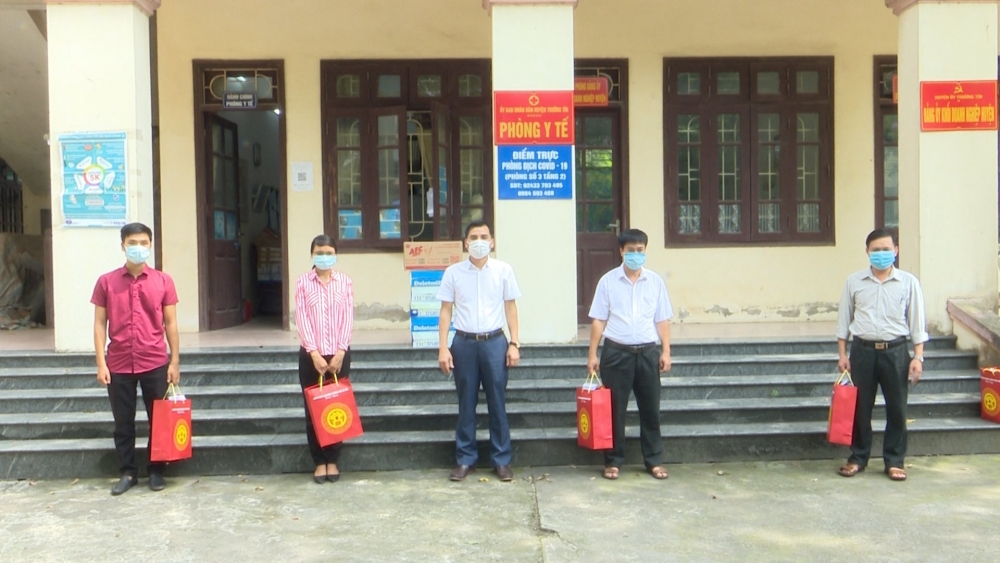 Tiếp sức cho cán bộ, nhân viên y tế huyện Thường Tín trên tuyến đầu chống dịch