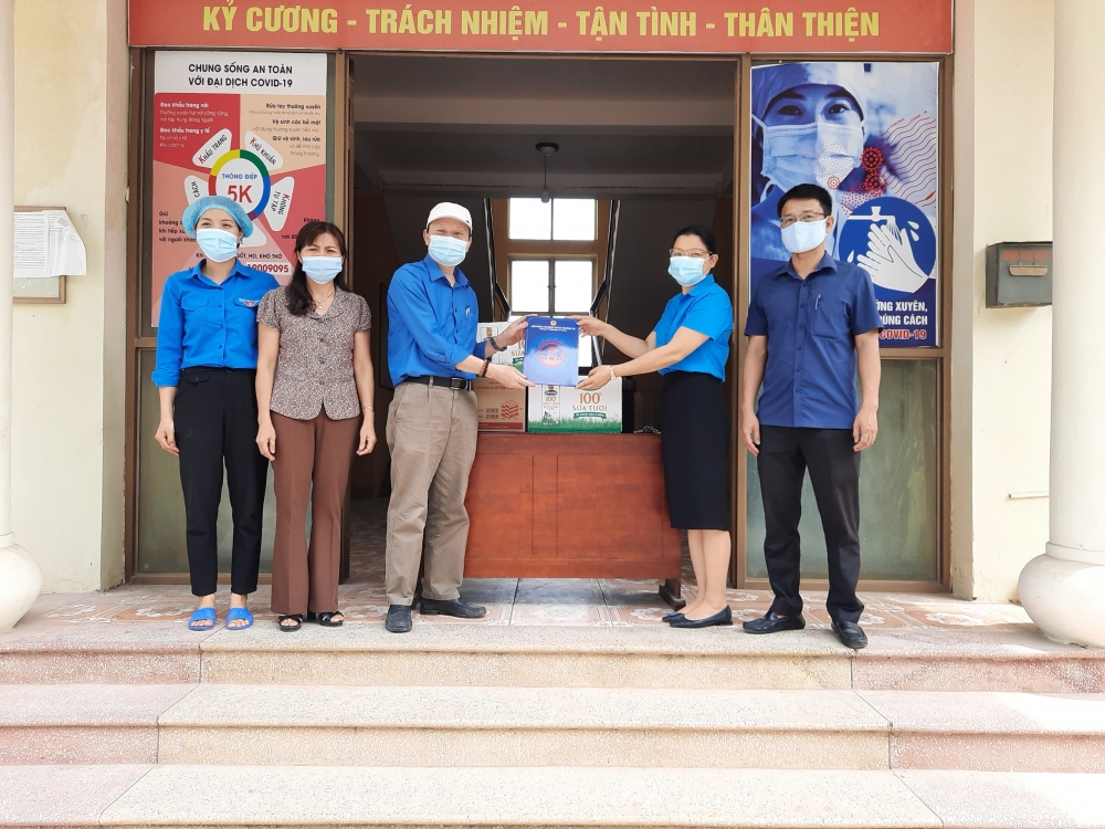 Liên đoàn Lao động huyện Thường Tín: Trao tặng nhu yếu phẩm cho tuyến đầu chống dịch xã Hiền Giang