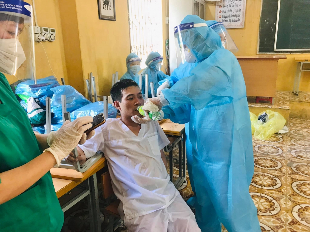 Xúc động hình ảnh nhân viên y tế đổ gục vì kiệt sức trong tâm dịch ở Bắc Ninh