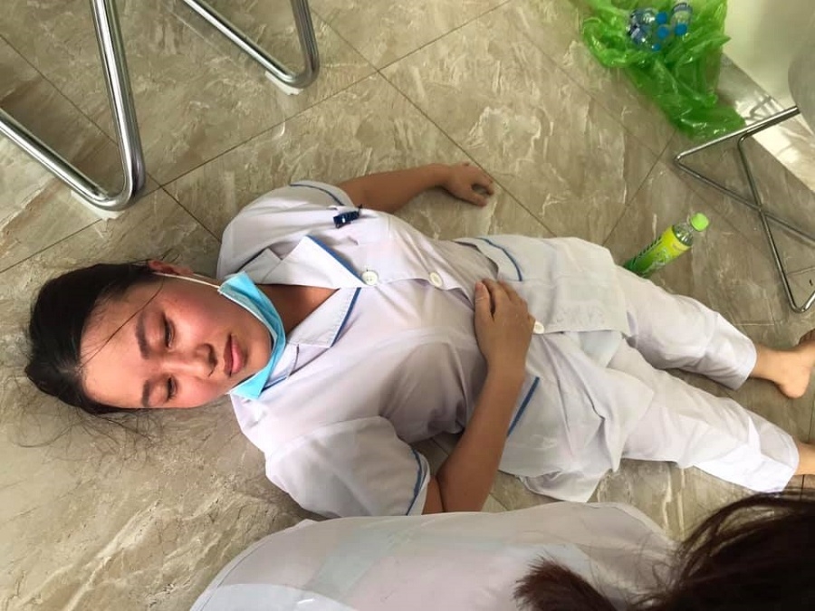 Xúc động hình ảnh nhân viên y tế đổ gục vì kiệt sức trong tâm dịch ở Bắc Ninh