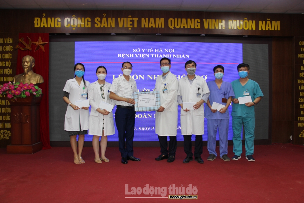 Động viên y, bác sĩ tuyến đầu chống dịch tại Bệnh viện Thanh Nhàn