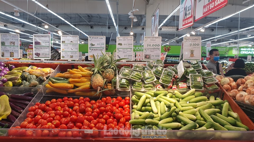 Hà Nội ngày đầu giãn cách xã hội: Hàng hóa đầy ắp các siêu thị, chợ dân sinh