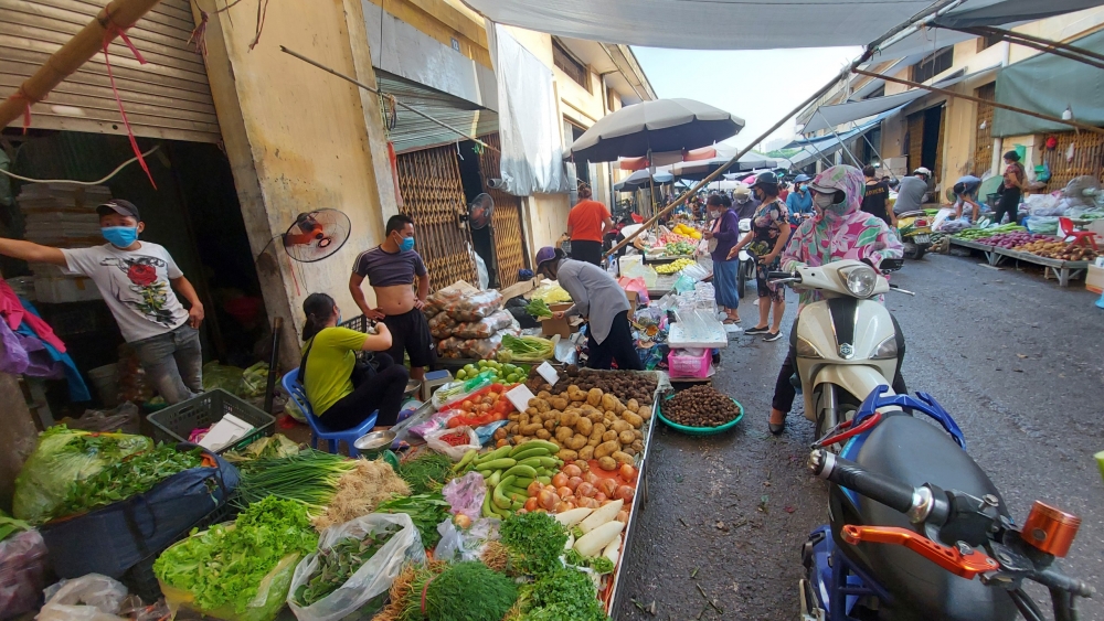 Hà Nội ngày đầu giãn cách xã hội: Hàng hóa đầy ắp các siêu thị, chợ dân sinh